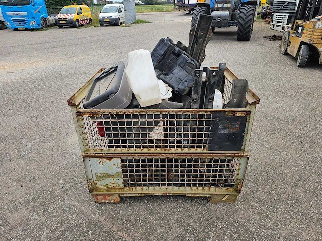 Man - bak met vrachtwagen onderdelen - afbeelding 2 van  12