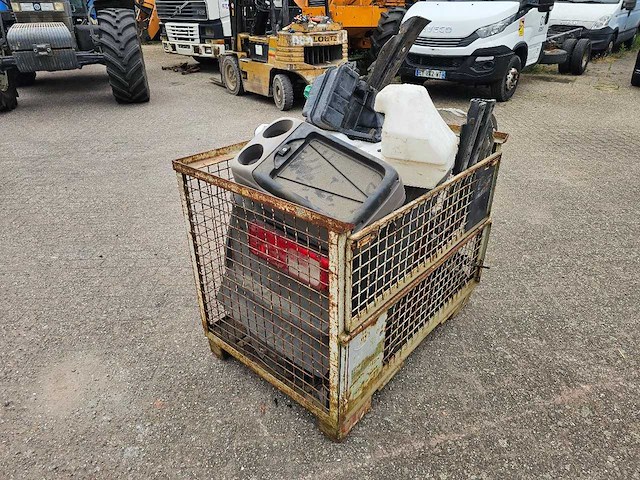 Man - bak met vrachtwagen onderdelen - afbeelding 3 van  12