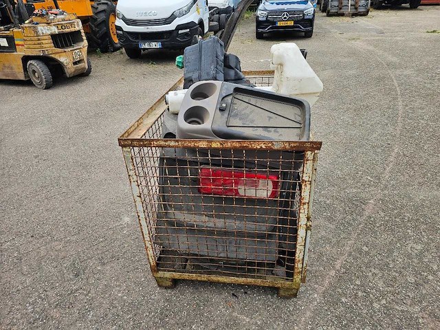 Man - bak met vrachtwagen onderdelen - afbeelding 4 van  12