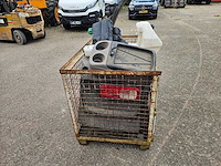 Man - bak met vrachtwagen onderdelen - afbeelding 4 van  12