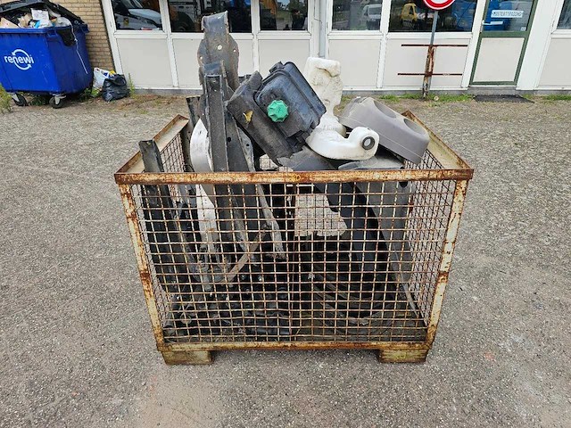 Man - bak met vrachtwagen onderdelen - afbeelding 1 van  12