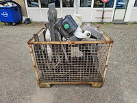 Man - bak met vrachtwagen onderdelen - afbeelding 1 van  12