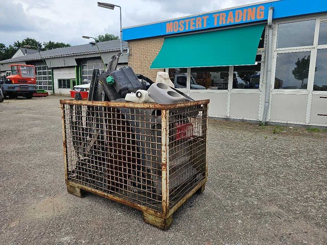 Man - bak met vrachtwagen onderdelen - afbeelding 5 van  12