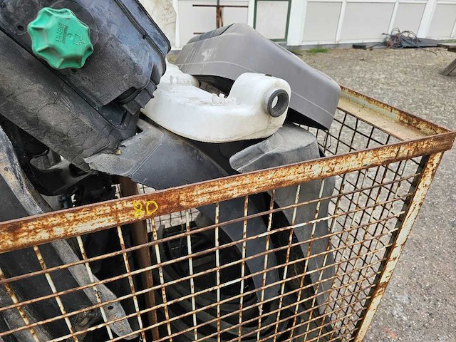 Man - bak met vrachtwagen onderdelen - afbeelding 6 van  12