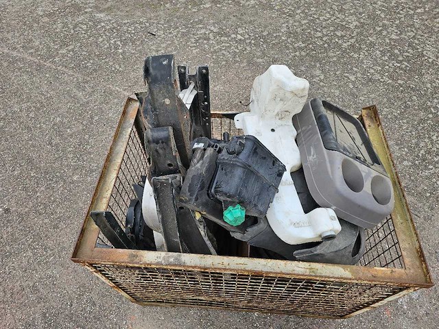 Man - bak met vrachtwagen onderdelen - afbeelding 7 van  12