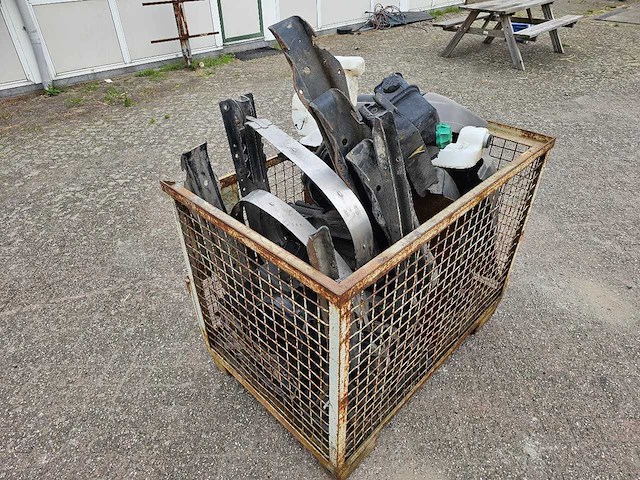 Man - bak met vrachtwagen onderdelen - afbeelding 8 van  12