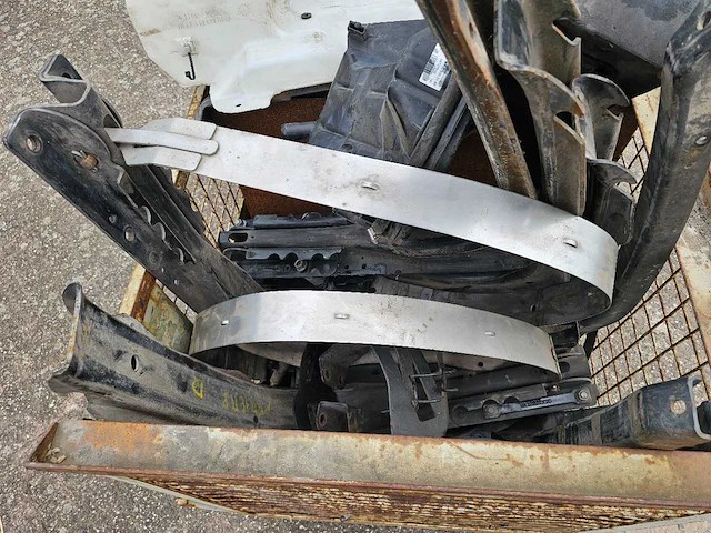 Man - bak met vrachtwagen onderdelen - afbeelding 9 van  12