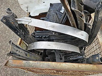 Man - bak met vrachtwagen onderdelen - afbeelding 9 van  12