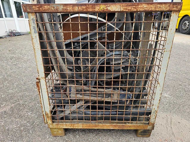 Man - bak met vrachtwagen onderdelen - afbeelding 10 van  12