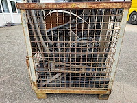 Man - bak met vrachtwagen onderdelen - afbeelding 10 van  12