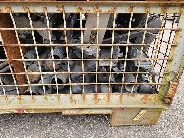 Man - bak met vrachtwagen onderdelen - afbeelding 11 van  12