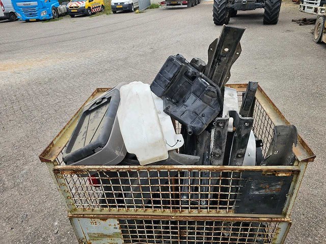 Man - bak met vrachtwagen onderdelen - afbeelding 12 van  12