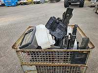 Man - bak met vrachtwagen onderdelen - afbeelding 12 van  12