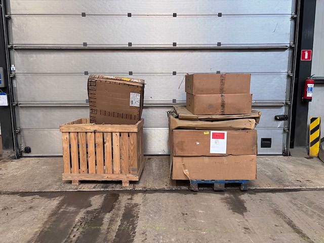 Man - tgs 41.400 / cla 26.280 - parts - box of man tgs 41.400 / cla 26.280 parts - afbeelding 1 van  9