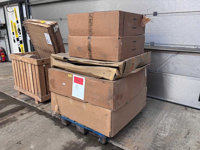 Man - tgs 41.400 / cla 26.280 - parts - box of man tgs 41.400 / cla 26.280 parts - afbeelding 2 van  9