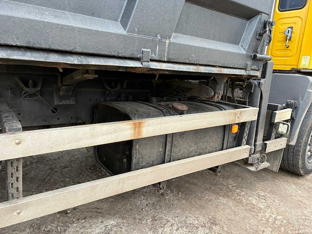 Man - vrachtwagen - afbeelding 5 van  30