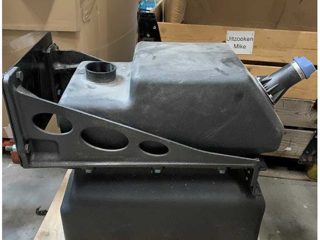 Man urea adblue tank 80l black with frame - 81.15402-5050 - afbeelding 1 van  6