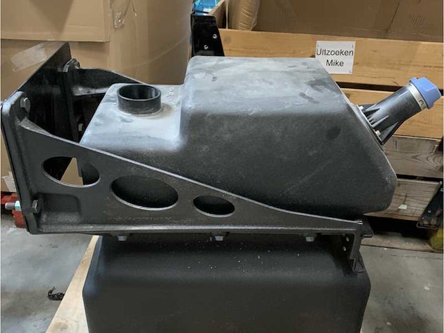 Man urea adblue tank 80l black with frame - 81.15402-5050 - afbeelding 2 van  6