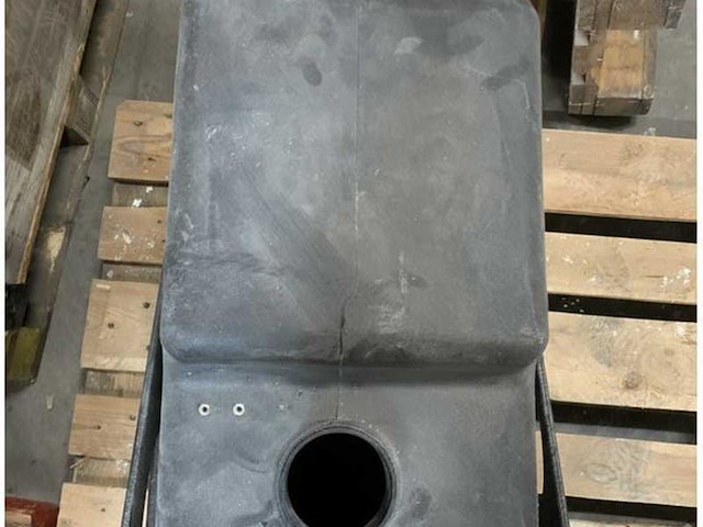 Man urea adblue tank 80l black with frame - 81.15402-5050 - afbeelding 4 van  6