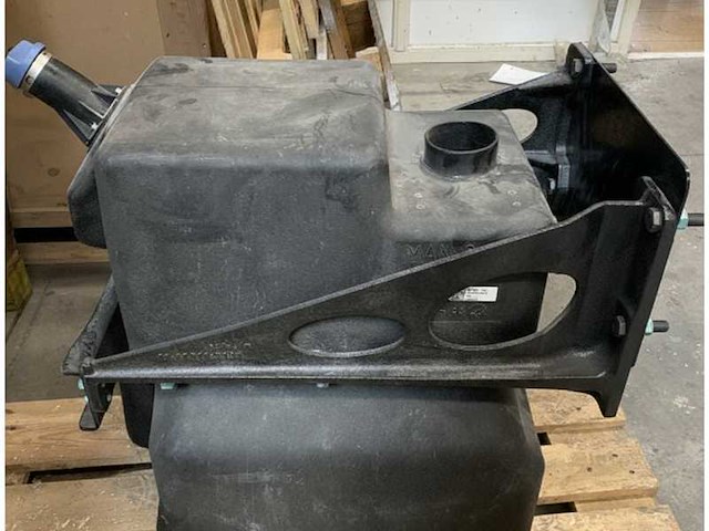 Man urea adblue tank 80l black with frame - 81.15402-5050 - afbeelding 6 van  6