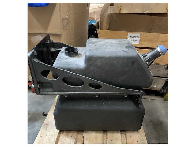 Man urea adblue tank 80l black with frame - 81.15402-5050 - afbeelding 1 van  2