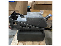 Man urea adblue tank 80l black with frame - 81.15402-5050 - afbeelding 1 van  2