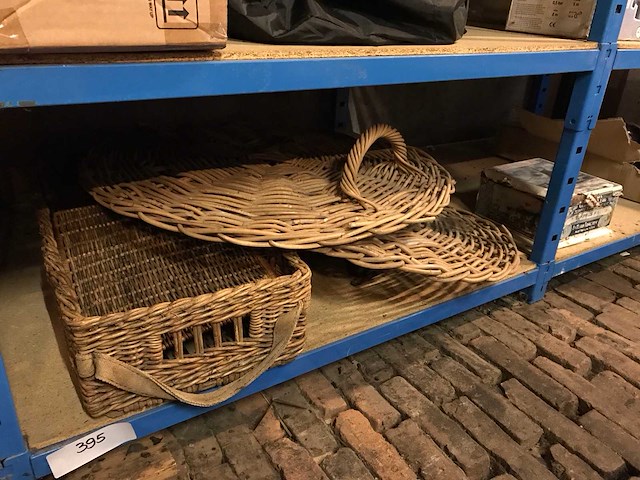 Mand en schilden - afbeelding 1 van  1