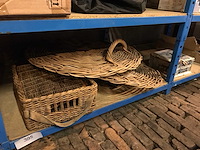 Mand en schilden - afbeelding 1 van  1