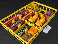 Mand met die-cast schaalmodellen - afbeelding 1 van  5