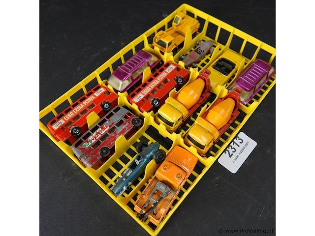 Mand met die-cast schaalmodellen - afbeelding 2 van  5