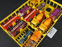 Mand met die-cast schaalmodellen - afbeelding 2 van  5