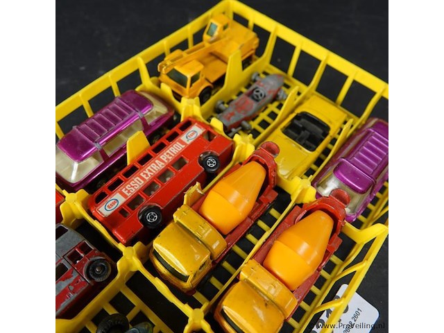 Mand met die-cast schaalmodellen - afbeelding 3 van  5