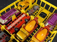 Mand met die-cast schaalmodellen - afbeelding 3 van  5