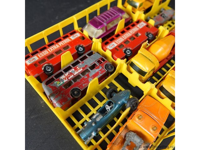 Mand met die-cast schaalmodellen - afbeelding 4 van  5