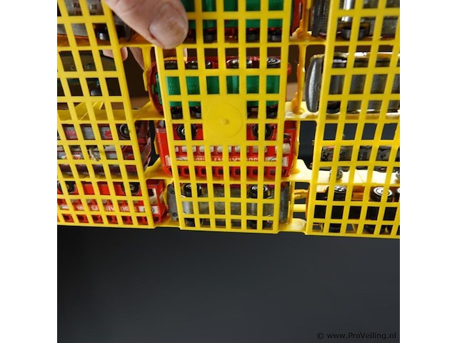 Mand met die-cast schaalmodellen - afbeelding 5 van  5