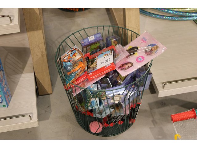 Mand met diverse speelgoed en stickers in mand w.o. dinosaurus, puzzels etc., incl. mand. - afbeelding 1 van  2