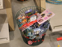 Mand met diverse speelgoed en stickers in mand w.o. dinosaurus, puzzels etc., incl. mand. - afbeelding 1 van  2