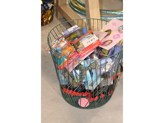 Mand met diverse speelgoed en stickers in mand w.o. dinosaurus, puzzels etc., incl. mand. - afbeelding 2 van  2