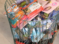 Mand met diverse speelgoed en stickers in mand w.o. dinosaurus, puzzels etc., incl. mand. - afbeelding 2 van  2