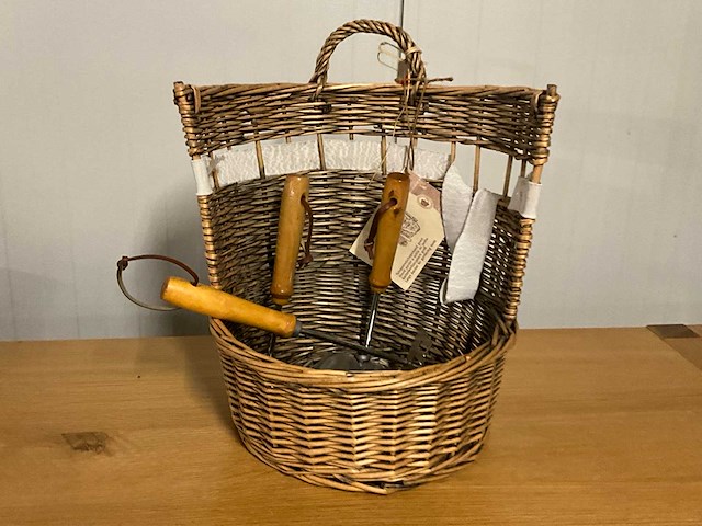 Mand met tuinsgereedschap - afbeelding 4 van  7