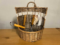 Mand met tuinsgereedschap - afbeelding 4 van  7