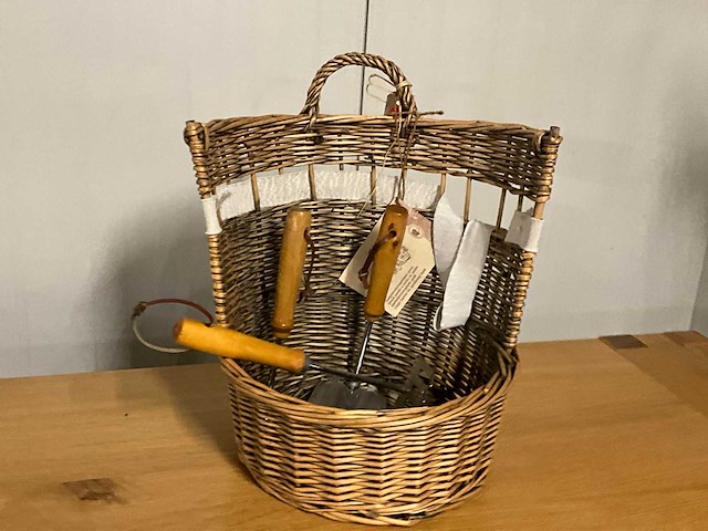 Mand met tuinsgereedschap - afbeelding 5 van  7