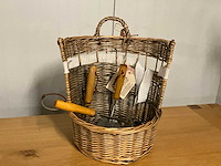 Mand met tuinsgereedschap - afbeelding 5 van  7