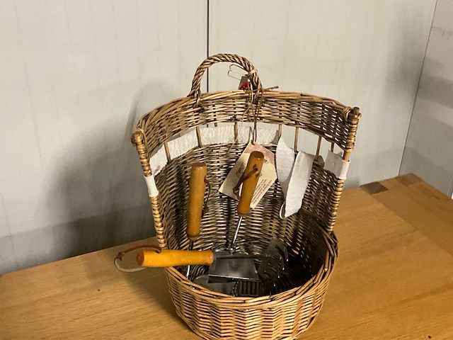 Mand met tuinsgereedschap - afbeelding 6 van  7