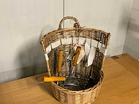 Mand met tuinsgereedschap - afbeelding 6 van  7