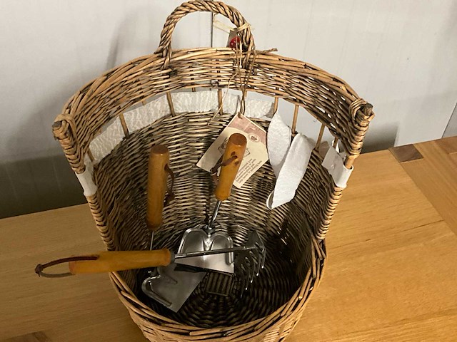 Mand met tuinsgereedschap - afbeelding 7 van  7