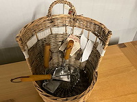 Mand met tuinsgereedschap - afbeelding 7 van  7