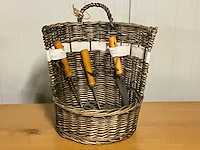 Mand met tuinsgereedschap - afbeelding 1 van  3