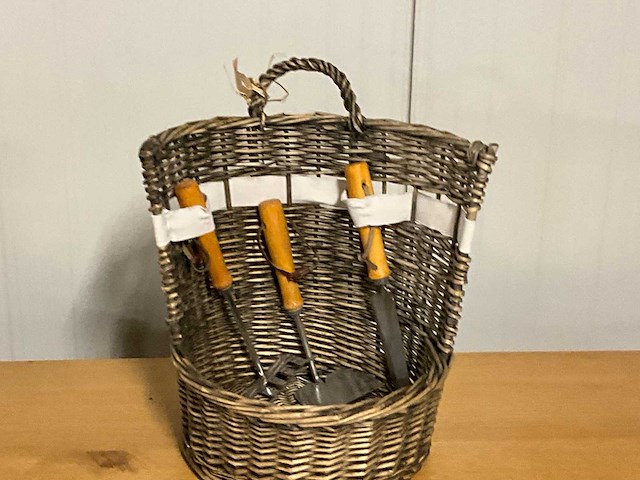 Mand met tuinsgereedschap - afbeelding 2 van  3