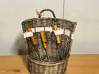 Mand met tuinsgereedschap - afbeelding 2 van  3
